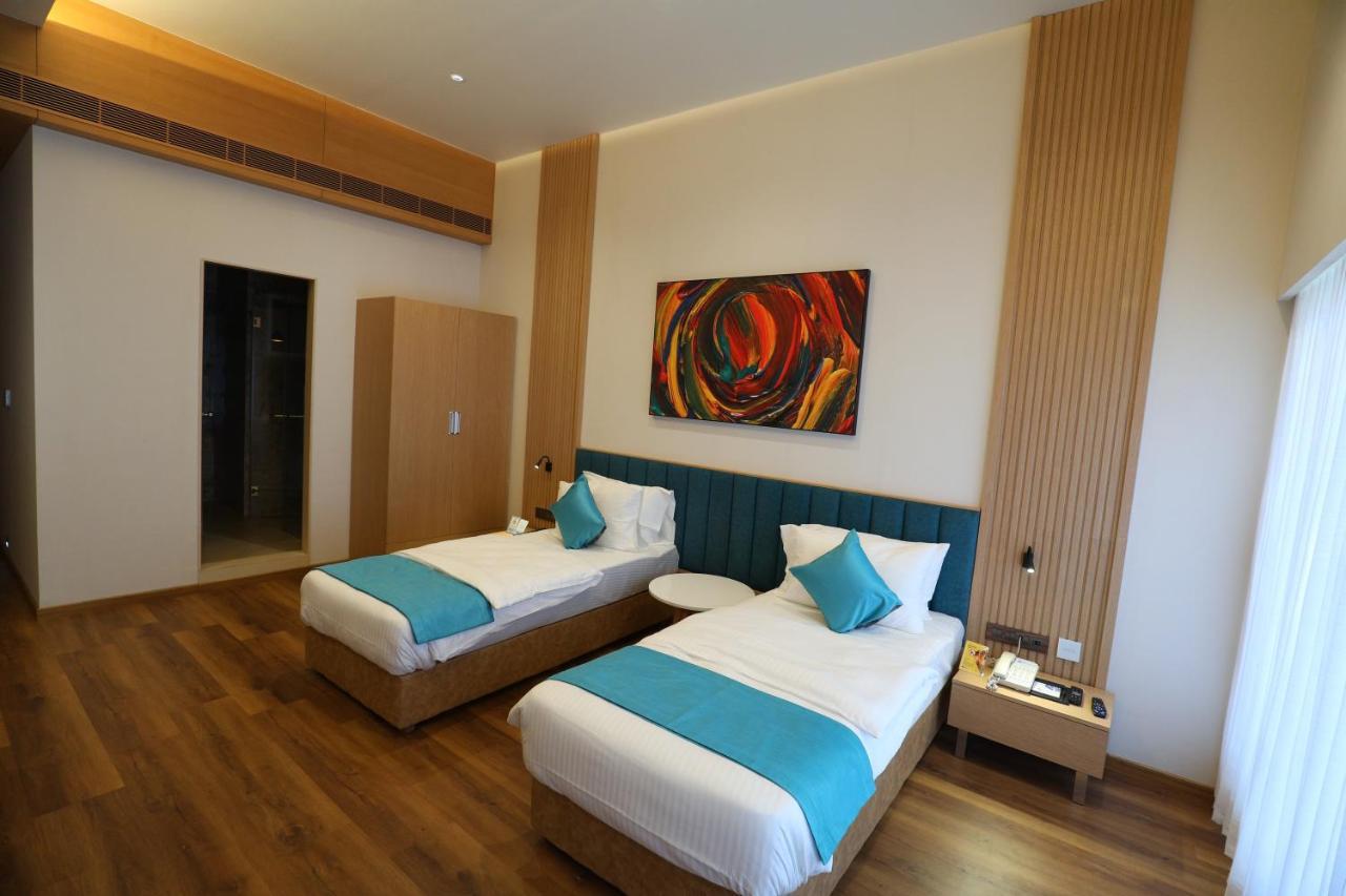Hotel Blueivy Ānand Kültér fotó