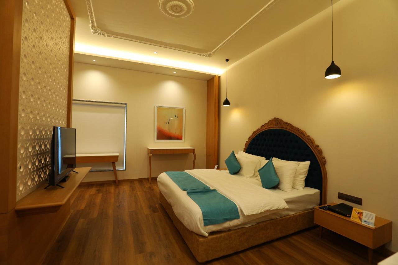Hotel Blueivy Ānand Kültér fotó