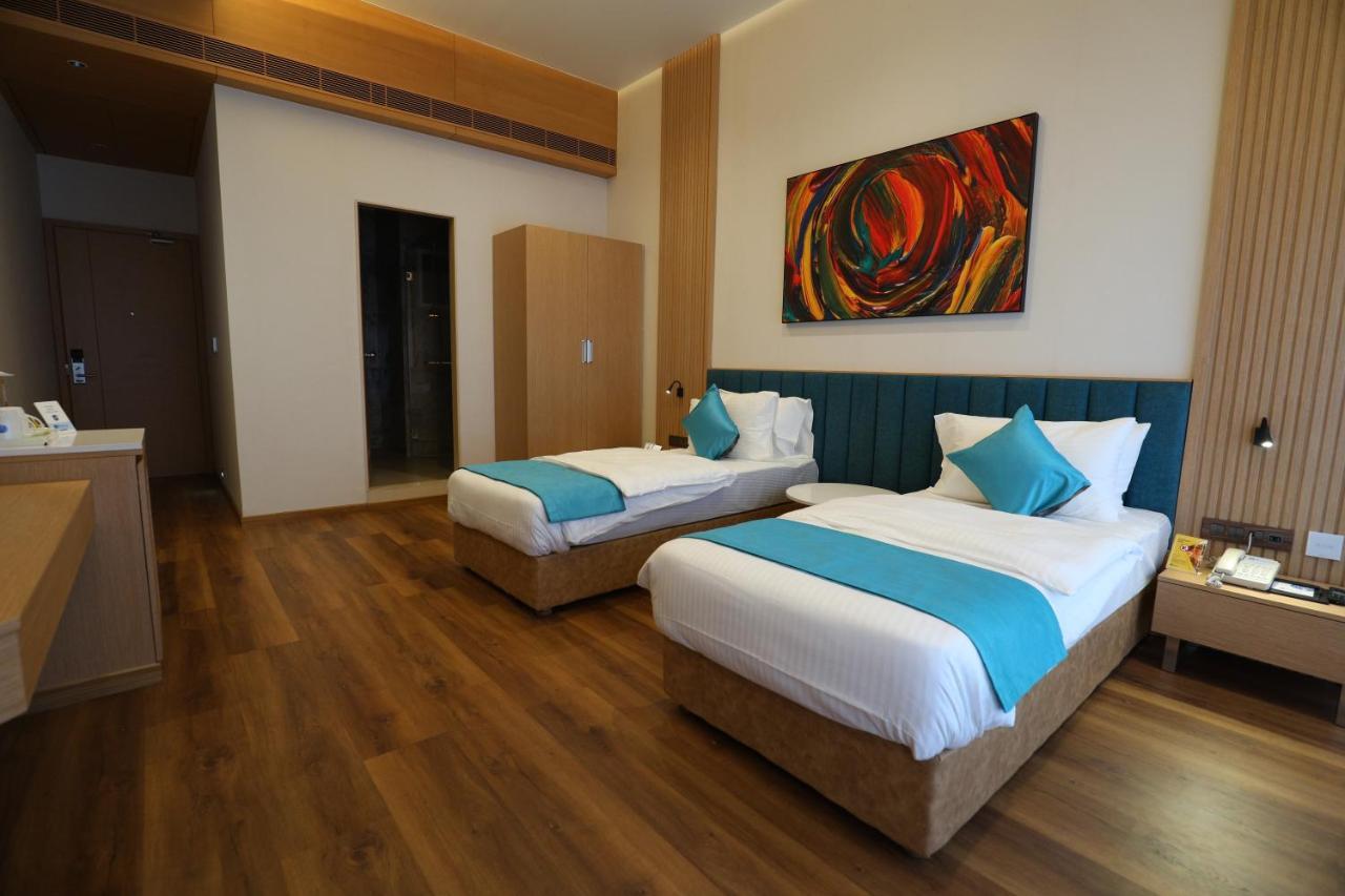 Hotel Blueivy Ānand Kültér fotó