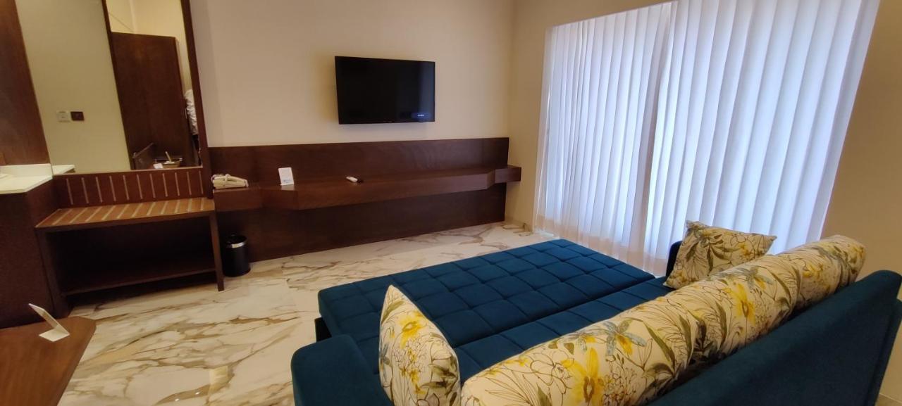 Hotel Blueivy Ānand Kültér fotó